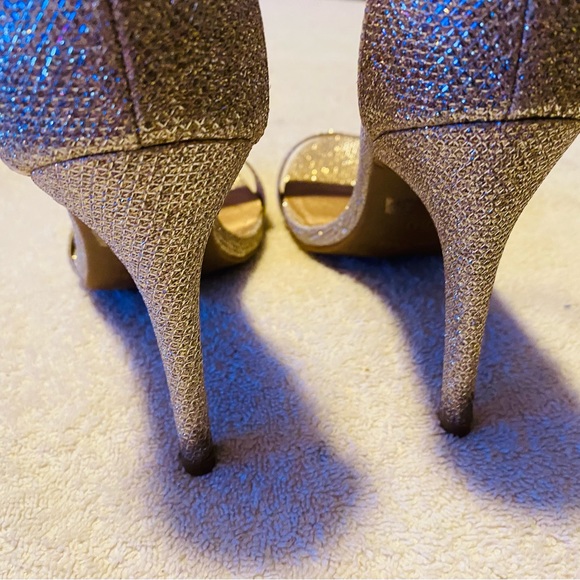 Brand New Sparkly Heels by DREAMPAIRS - size 6 1/2 - heel height 4” - box 26 - Picture 5 of 8